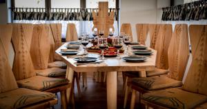 a wooden table with glasses of wine and food on it at Conacul Olarilor in Baia de Fier