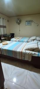 מיטה או מיטות בחדר ב-Sunset Vista Sea Front Guest House
