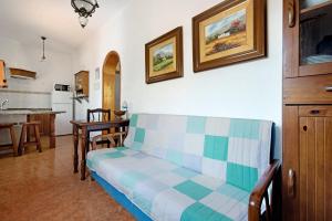een woonkamer met een bank en een keuken bij Casa El Cardon B2 in Buenavista del Norte
