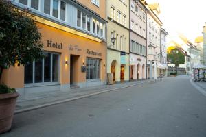 una calle vacía en una ciudad con edificios en Hotel La Fleur en Überlingen