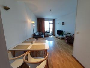 een woonkamer met een tafel en stoelen bij Pirita Sea View Apartments One bedroom in Tallinn