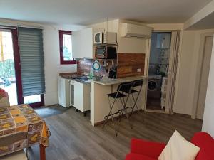 a room with a kitchen with a counter and a table at Ca Matley in Mestre