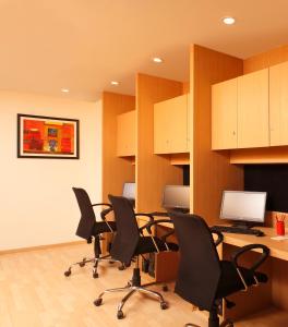 新德里的住宿－檸檬樹紅狐狸酒店，德里機場，一个带椅子的办公室和一张带电脑的桌子