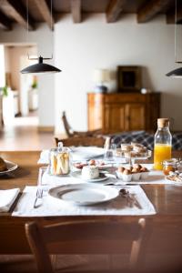 uma mesa com pratos de comida em cima em San Calisto camere con vigna em Popoli