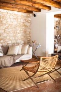 uma sala de estar com duas cadeiras e um sofá em San Calisto camere con vigna em Popoli