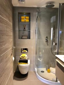 y baño con ducha, aseo y lavamanos. en Lux 2 & 3 Bed Apartments in Camden Town FREE WIFI by City Stay Aparts London, en Londres