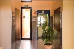 een hal met een deur en een potplant bij El Cabezo Médano 1ª Linea in El Médano