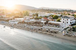 eine Luftansicht einer Stadt neben dem Wasser in der Unterkunft Horizon Beachfront Apartments in Laganas