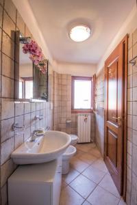 un baño con lavabo e inodoro en Apartment just close to the Lake in Bellagio, en Bellagio