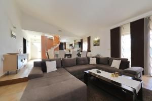 ein großes Wohnzimmer mit einem Sofa und einem Tisch in der Unterkunft Casa Duje in Zadar