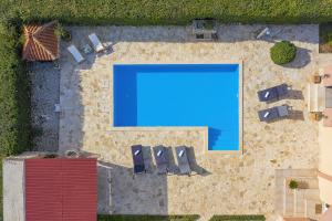 einen Blick über einen Pool mit blauem Wasser in der Unterkunft Casa Duje in Zadar