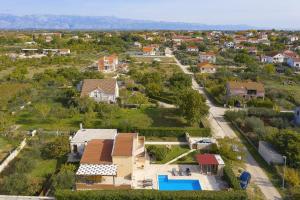eine Luftansicht eines Hauses in einem Vorort in der Unterkunft Casa Duje in Zadar