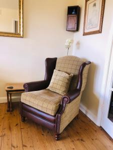 ein alter Stuhl in einem Zimmer mit einem Tisch in der Unterkunft Derwent View in Bamford
