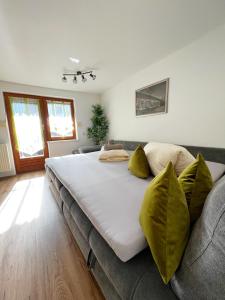 Una cama o camas en una habitación de AlpenLiving