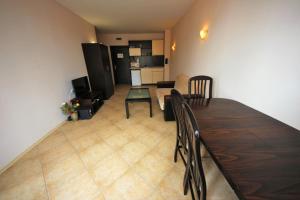 Habitación con mesa de comedor y sala de estar. en Sunset Beach - Menada Apartments, en Sunny Beach