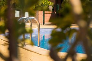 een zwembad met twee kranen voor een zwembad bij El Cabezo Médano 1ª Linea in El Médano