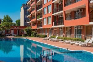 una piscina frente a un edificio en Sunset Beach - Menada Apartments, en Sunny Beach