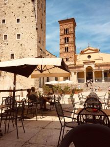 En restaurang eller annat matställe på Ulisse's LOFT - Incantevole vista mare, centro storico e spiaggia a piedi - wifi