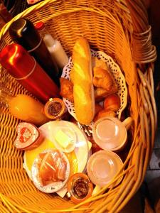 - un panier rempli de nourriture, de pain et de boissons dans l'établissement Au Paradou du Bûcheron Adults only, à Lessive