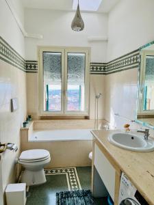 Kúpeľňa v ubytovaní Ulisse's LOFT - Incantevole vista mare, centro storico e spiaggia a piedi - wifi