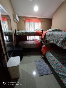 Двуетажно легло или двуетажни легла в стая в Casa con piscina ideal para ti y los tuyos.