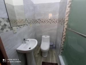 Koupelna v ubytování Casa con piscina ideal para ti y los tuyos.