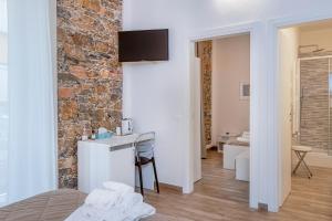 una stanza con lavandino e parete in pietra di La casa di Mattia a La Spezia