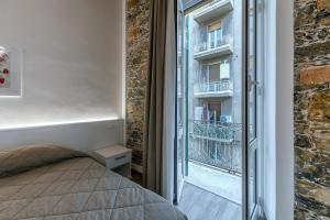 una camera con letto e finestra con balcone di La casa di Mattia a La Spezia