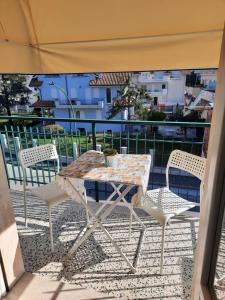 d'une table et de deux chaises sur un balcon. dans l'établissement Affittacamere Mirella, à Pineto