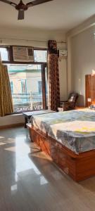 una camera da letto con un letto grande in una stanza di Shiv Gauri Home Stay a Rishikesh