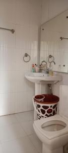 un bagno con un water e un lavandino di Shiv Gauri Home Stay a Rishikesh