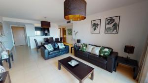 Sala de estar con sofás y mesa de centro en Casa Espliego G-A Murcia Holiday Rentals Property, en Torre-Pacheco