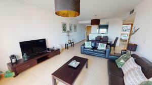 sala de estar con sofá y TV en Casa Espliego G-A Murcia Holiday Rentals Property, en Torre-Pacheco