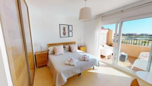 sypialnia z łóżkiem i dwoma ręcznikami na nim w obiekcie Casa Espliego G-A Murcia Holiday Rentals Property w mieście Torre-Pacheco +18 zdjęć
