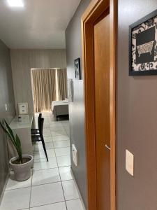 a room with a refrigerator and a kitchen at Studio Comfort West Flat in Mossoró