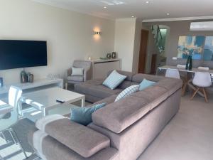 a living room with a couch and a table at Vila Paz in Carvoeiro