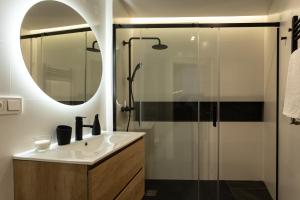 Ванная комната в PISO DE DISEÑO CON VISTAS A LA RIA. +35 фотографий