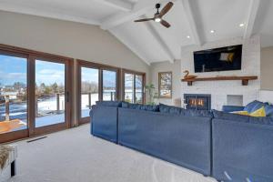 Una sala de estar con un sofá azul y una chimenea. en Bayside Beach House, en Burlington