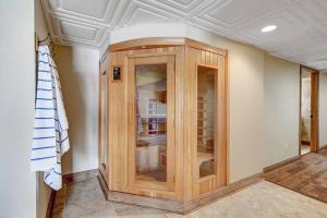 un gran armario de madera en una habitación con techo en Bayside Beach House, en Burlington 44 fotos más