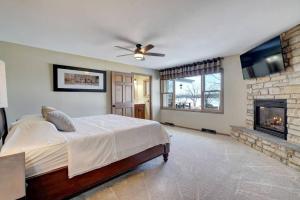 1 dormitorio grande con 1 cama y chimenea en Bayside Beach House, en Burlington