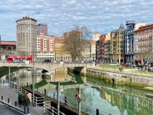 Afbeelding uit fotogalerij van PISO DE DISEÑO CON VISTAS A LA RIA. in Bilbao