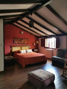 een slaapkamer met een bed en een bank in een kamer bij La Cerca de Torrecaballeros, a 10 min de Segovia in Torrecaballeros