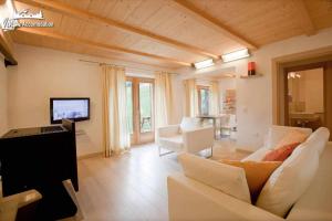 A television and/or entertainment centre at Appartamenti Green by Livigno Accomodation