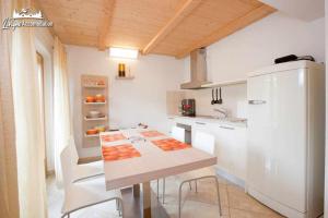 A kitchen or kitchenette at Appartamenti Green by Livigno Accomodation