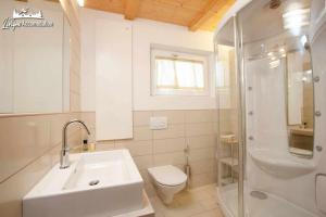A bathroom at Appartamenti Green by Livigno Accomodation