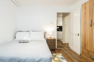 Легло или легла в стая в Charming 1-Bed Basement Apartment in Lewisham