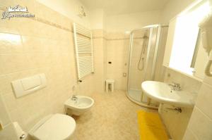 łazienka z toaletą i umywalką w obiekcie Appartamento MilHouse by Livigno Accomodation w Livigno +11 zdjęć