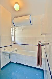 ein Badezimmer mit einer Badewanne und einem Waschbecken in der Unterkunft Impala Holiday Flats & Apartments in Durban