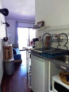 cocina con fregadero y encimera en Chouette Cabanon sur la plage vue mer et terrasse privée en Marsella