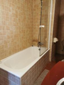 Een badkamer bij La Cerca de Torrecaballeros, a 10 min de Segovia